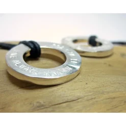 Großer, massiver Silberanhänger "Stamped Wheel M", personalisierbares Geschenk zur Konfirmation, Firmung mit Prä