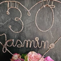 Großer personlisierter Blumenstecker zum Geburtstag aus geprägtem Aluminiumdraht