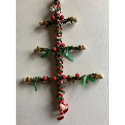 Großer weihnachtlicher Friesenbaum mit Dekorationselementen in Rot und Gold