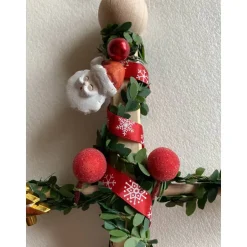 Großer weihnachtlicher Friesenbaum mit Dekorationselementen in Rot und Gold