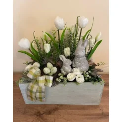 Großes Ostergesteck in grüner Holzkiste