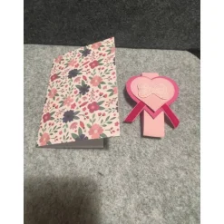 Grußkarte, Handarbeit mit Banderole, Motiv: Herz, Blumen