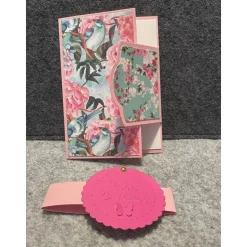 Grußkarte, Handarbeit mit Banderole, Motiv: Herz, Blumen