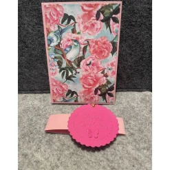 Grußkarte, Handarbeit mit Banderole, Motiv: Herz, Blumen