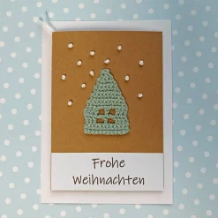 Grußkarte Weihnachten Häuschen im Schneegestöber gehäkelt und gestickt mit Wunschtext