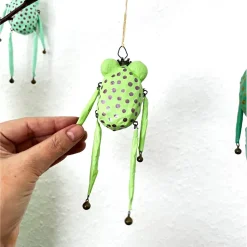 Grumpy Frog. Da wird Ostern wird garantiert mürrisch! Osterdeko, hängender Frosch