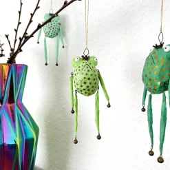 Grumpy Frog. Da wird Ostern wird garantiert mürrisch! Osterdeko, hängender Frosch