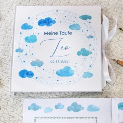 Gästebuch & Album zur Taufe mit Wolken im Aquarell in Hellblau personalsiert mit Name; blanko o. mit Fragen