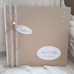 Gästebuch zur Hochzeit mit Spitzenband und Perlen - minimalistisch