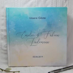 Gästebuch zur Hochzeit personalisiert mit Name, Spruch und Datum; Aquarell-Hintergrund in Himmelblau und Vanille, Kalligraphie und Handlettering, Hochzeitsgeschenk, Geschenkidee, Hochzeitsgästebuch, Hochzeitsbuch, individualisiert