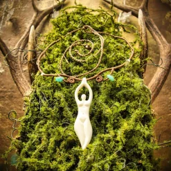 "Göttin" - Makramee-Kette mit handgeschnitztem Knochen-Anhänger und -Perlen & Amazonit-Splitterperlen