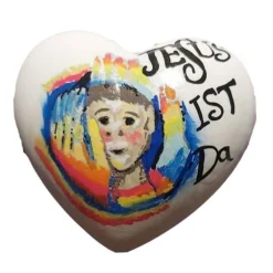 Göttlicher Schutz: Herzförmiger Stein mit Motiv 'Jesus ist da