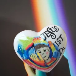 Göttlicher Schutz: Herzförmiger Stein mit Motiv 'Jesus ist da