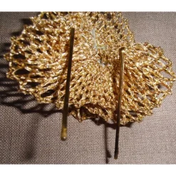 Haarschmuck Handgeklöppelte Blüte goldfarben Brautschmuck für goldene Hochzeit Klöppelspitze Handarbeit