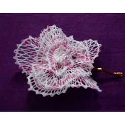 Haarschmuck Handgeklöppelte Blüte weiß rosa Geschenk für sie Valentinstag Klöppelspitze Handarbeit