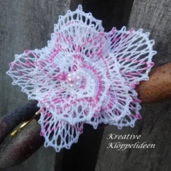 Haarschmuck Handgeklöppelte Blüte weiß rosa Geschenk für sie Valentinstag Klöppelspitze Handarbeit