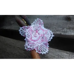 Haarschmuck Handgeklöppelte Blüte weiß rosa Geschenk für sie Valentinstag Klöppelspitze Handarbeit
