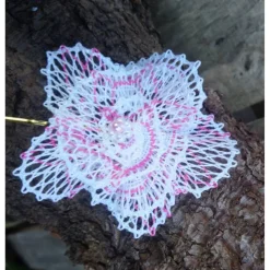 Haarschmuck Handgeklöppelte Blüte weiß rosa Geschenk für sie Valentinstag Klöppelspitze Handarbeit