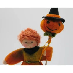Halloween Junge mit Kürbis - Jahreszeitentisch - Blumenkinder - Herbst - Waldorf - Art.Nr. HE4