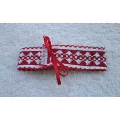 Halsband für Osterlamm Aidastoff bestickt, Kreuzstich rot weiß