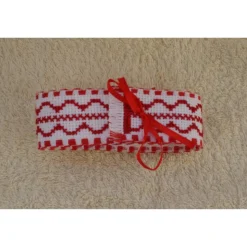 Halsband für Osterlamm Aidastoff bestickt, Kreuzstich rot weiß