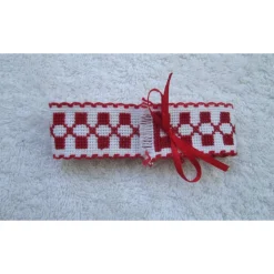 Halsband für Osterlamm Aidastoff bestickt, Kreuzstich rot weiß