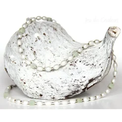 Halskette in Weiß aus Süßwasserzuchtperlen sowie Amazonit-Würfelchen in Lindgrün, auch als Brautschmuck, Accessoire