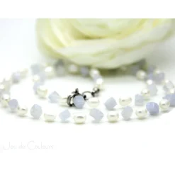 Halskette in Weiß aus Süßwasserzuchtperlen sowie Chalcedon-Würfelchen in Aquablau, auch als Brautschmuck, Accessoire