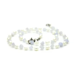 Halskette in Weiß aus Süßwasserzuchtperlen sowie Chalcedon-Würfelchen in Aquablau, auch als Brautschmuck, Accessoire
