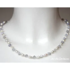 Halskette in Weiß aus Süßwasserzuchtperlen sowie Chalcedon-Würfelchen in Aquablau, auch als Brautschmuck, Accessoire