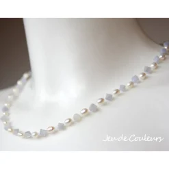 Halskette in Weiß aus Süßwasserzuchtperlen sowie Chalcedon-Würfelchen in Aquablau, auch als Brautschmuck, Accessoire