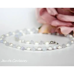 Halskette in Weiß aus Süßwasserzuchtperlen sowie Chalcedon-Würfelchen in Aquablau, auch als Brautschmuck, Accessoire