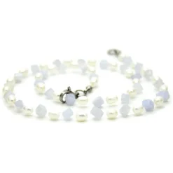 Halskette in Weiß aus Süßwasserzuchtperlen sowie Chalcedon-Würfelchen in Aquablau, auch als Brautschmuck, Accessoire