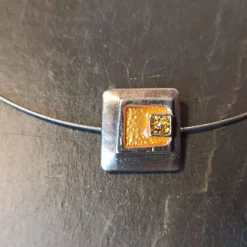 Halsreif mit Emaille-Anhänger orange