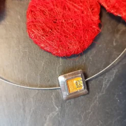 Halsreif mit Emaille-Anhänger orange