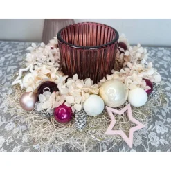 Haltbares Adventsgesteck mit Windlichtglas in kräftigen Beeren-, und rosatöne