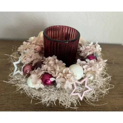 Haltbares Adventsgesteck mit Windlichtglas in kräftigen Beeren-, und rosatöne