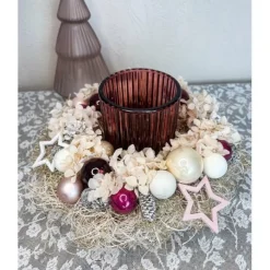 Haltbares Adventsgesteck mit Windlichtglas in kräftigen Beeren-, und rosatöne