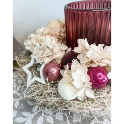 Haltbares Adventsgesteck mit Windlichtglas in kräftigen Beeren-, und rosatöne