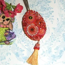 Handbesticktes Unikat-Ornament rot orange – Luxus Perlen-Ei als pompöse Wohndeko & Geschenk