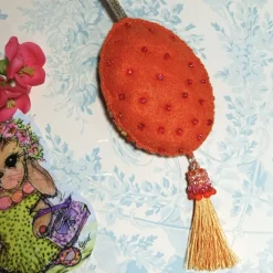 Handbesticktes Unikat-Ornament rot orange – Luxus Perlen-Ei als pompöse Wohndeko & Geschenk