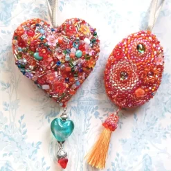 Handbesticktes Unikat-Ornament rot orange – Luxus Perlen-Ei als pompöse Wohndeko & Geschenk