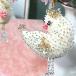 Handbesticktes Vogel Küken Ornament creme weiß – Unikat Osterdeko & Hochzeitsdeko handmade
