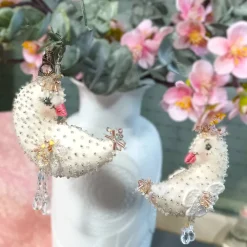 Handbesticktes Vogel Küken Ornament creme weiß – Unikat Osterdeko & Hochzeitsdeko handmade