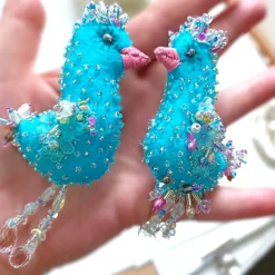 Handbesticktes Vogel Ornament türkis rosa – Unikat Osterdeko Shabby Chic Landhausstil