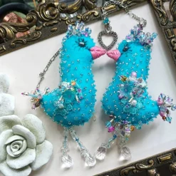 Handbesticktes Vogel Ornament türkis rosa – Unikat Osterdeko Shabby Chic Landhausstil