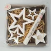 Handgearbeitetes Geschenkset mit 3 naturweißen Sternen, einem Kerzenständer, einer Kerze und Holztablett