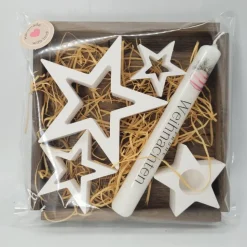 Handgearbeitetes Geschenkset mit 3 naturweißen Sternen, einem Kerzenständer, einer Kerze und Holztablett