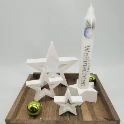 Handgearbeitetes Geschenkset mit 3 naturweißen Sternen, einem Kerzenständer, einer Kerze und Holztablett