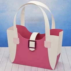 Handgefertigte Geschenkbox „Tasche in Pink & Creme“ – aus 300 g/m² Fotokarton mit pinkfarbener Spiegelschnalle